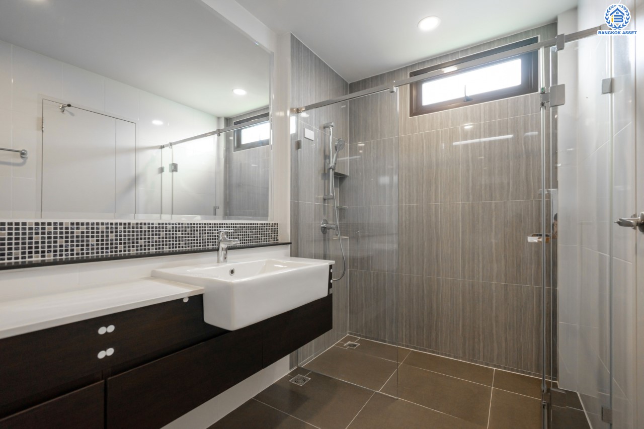 บ้านมือสองตกแต่งใหม่ ม.เดอะซิตี้ ราชพฤกษ์-ปิ่นเกล้า หลังมุม เนื้อที่ 71.8 ตร.ว. ดีไซน์ตอบทุกไลฟ์สไตล์ ฟังก์ชัน 3 ห้องนอน 5 ห้องน้ำ 1 ห้องอเนกประสงค์ 1 ห้องแม่บ้าน จอดรถได้ 2 คัน บนทำเลติดถนนใหญ่ เชื่อมต่อทุกเส้นทาง ใกล้รถไฟฟ้าสายสีม่วง "สถานีบางรักใหญ่" และจุดขึ้นทางด่วน "ศรีรัช"